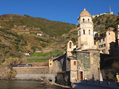 Vernazza 'nın manzarası, Cinque Terre' de bir kasaba, dağdan. Doğa ve deniz, İtalya 'nın geleneksel Liguria binaları. Mimarlık UNESCO tarafından korunuyor. Santa Margherita Kilisesi. Yüksek kalite fotoğraf