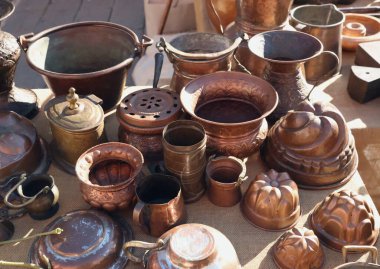 Avrupa, İtalya 'da antika bit pazarı. Eski eşyalar. Eski bakır sofra takımı. Eskimiş teneke kutular, kahve, içkiler, dizayn için arka plan. Yüksek kalite fotoğraf