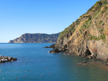 Kayalar ve deniz, Cinque Terre dağları, İtalya. Akdeniz 'in doğa ve berrak mavi suları. Huzur ve sessizlik. Vernazza ekolojisi. Tasarım için arka plan. Yüksek kalite fotoğraf