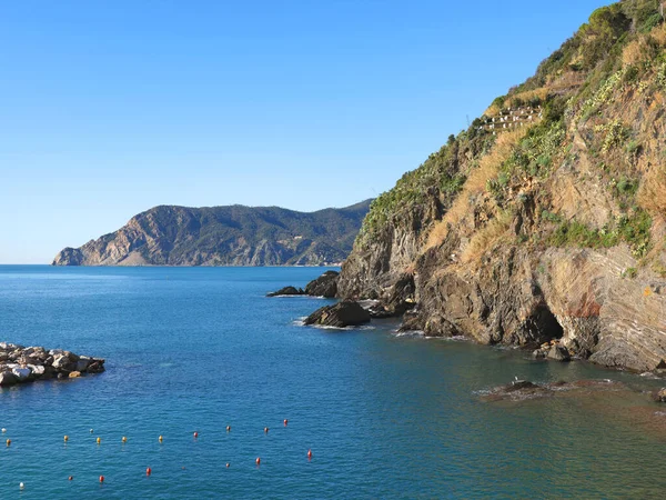 Kayalar ve deniz, Cinque Terre dağları, İtalya. Akdeniz 'in doğa ve berrak mavi suları. Huzur ve sessizlik. Vernazza ekolojisi. Tasarım için arka plan. Yüksek kalite fotoğraf