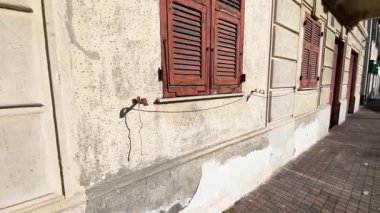 Pencereleri panjurlu ve alçılı eski evin ön cephesi. İtalya 'da geleneksel binalar, Liguria. İnşaat ve yenileme. - Evet. Yüksek kalite 4k görüntü