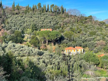 Geleneksel binalar, dağ evleri. Liguria 'nın doğası ve mimarisi. Mavi gökyüzü, bulutlar ve tasarım için zemin. Yüksek kalite fotoğraf