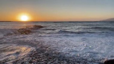 Liguria 'da gün batımı. Akşamları güneşli hava. Tasarım için arka plan. Sahilde beton adımlar. Yüksek kalite 4k görüntü