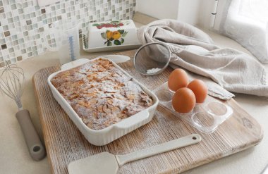 Yapraklı kek, badem gevreği ve pudra şekeri. Tatlı ve evde kutlama. Yemek pişirme ve hobiler. Yüksek kalite fotoğraf