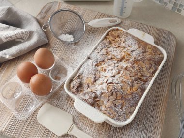 Yapraklı kek, badem gevreği ve pudra şekeri. Tatlı ve evde kutlama. Yemek pişirme ve hobiler. Yüksek kalite fotoğraf