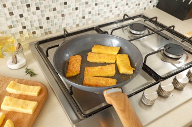 Kızartma tavasında gevrek, ekmek arası, sert polenta parçaları. Mısır unu, mutfakta atıştırmalıklar. Malzemeler ve geleneksel İtalyan mutfağı. Yüksek kalite fotoğraf