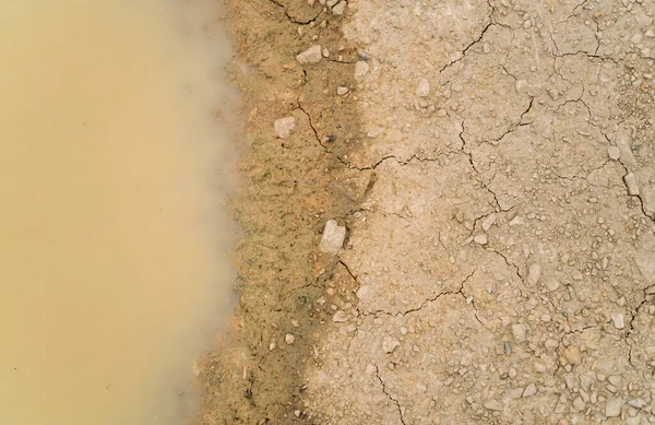 汚れた土の地面に水溜り — ストック写真