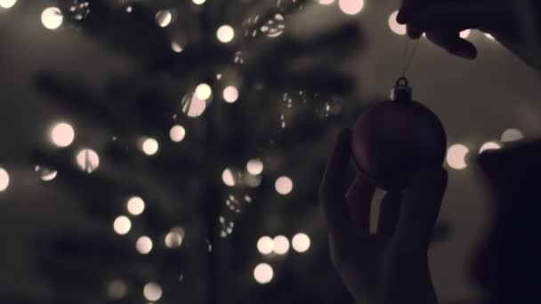 Een Vrouw Loopt Met Kerstballen Kerstboom Versieren — Stockvideo