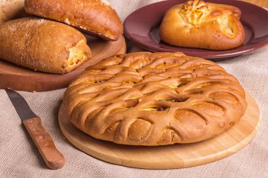 bir ahşap tahta üzerinde tatlı çörekler 