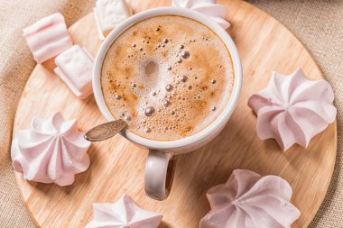 tatlı çörekler, meringues ve kahve fincanı ahşap oyun tahtası