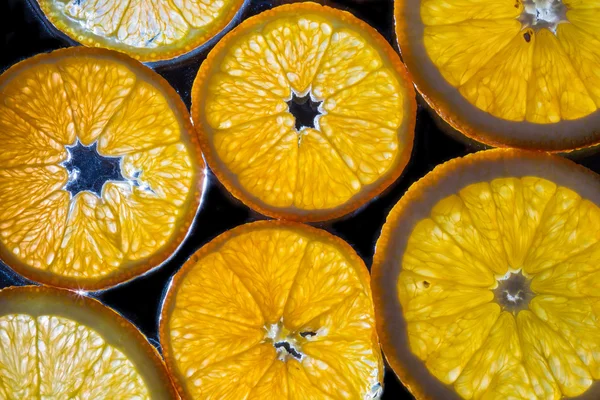 Przezroczyste plasterki pomarańczy i cytryny na szybie — Zdjęcie stockowe