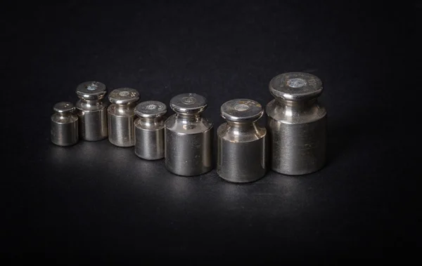 Una serie di piccoli pesi metallici — Foto Stock