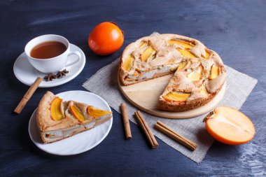 Siyah ahşap arka planda kakaolu hurma turtası. Kapat..