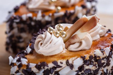 Çikolata parçalı kekler ve beyaz arka planda tahta tahtada krema süslemeleri. seçici odaklanma, kapat.