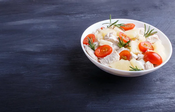 Kippenfilet Salade Met Rozemarijn Ananas Kerstomaten Donkerblauwe Houten Ondergrond Close — Stockfoto