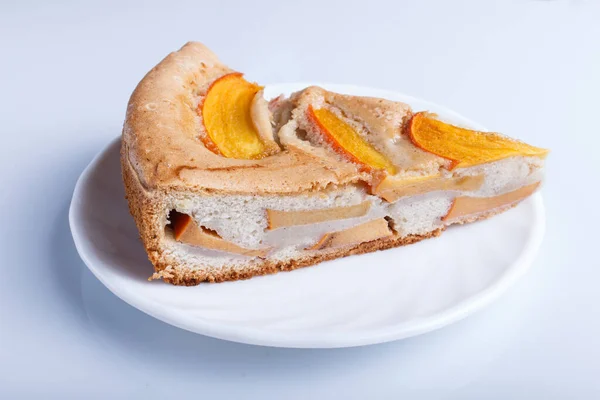 Ein Stück Süße Kaki Torte Isoliert Auf Weißem Hintergrund Nahaufnahme — Stockfoto