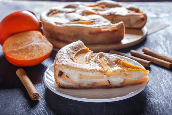 Een Sneetje Zoete Persimmon Taart Zwarte Houten Ondergrond Close — Stockfoto