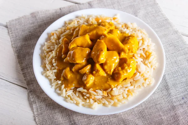 Rijst Met Kip Curry Saus Met Cashew Witte Houten Ondergrond — Stockfoto