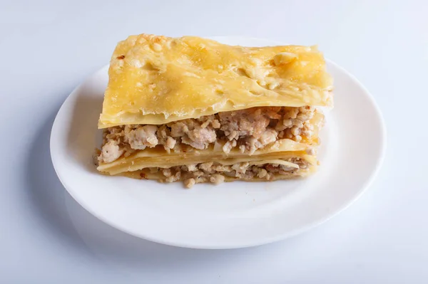 Lasagna Dengan Daging Cincang Dan Keju Diisolasi Dengan Latar Belakang — Stok Foto