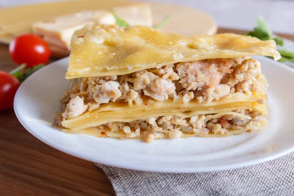 Lasagne Avec Viande Hachée Fromage Sur Fond Bois Brun Gros — Photo