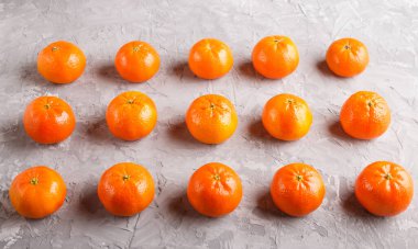 Mandalina sıraları gri beton arka plan, yan görünüm.