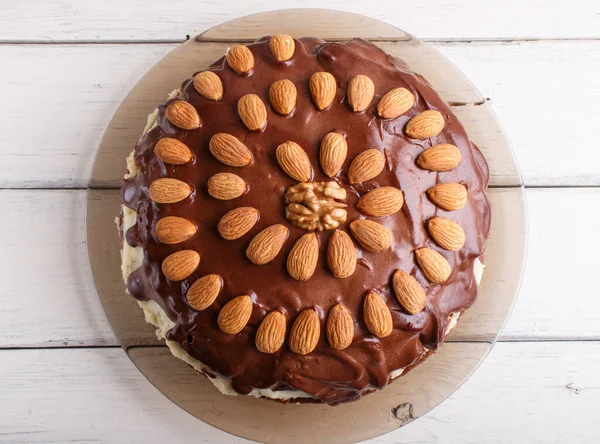 Pastel Chocolate Casero Con Almendras Sobre Fondo Madera Blanca Vista — Foto de Stock