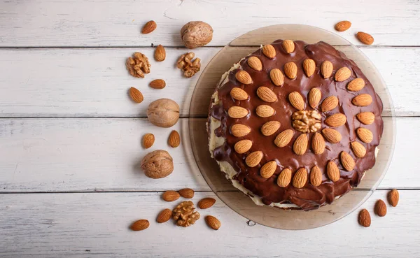 Gâteau Chocolat Fait Maison Avec Des Amandes Sur Fond Bois — Photo