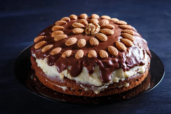 Bolo Chocolate Caseiro Com Creme Leite Amêndoas Fundo Madeira Preta — Fotografia de Stock