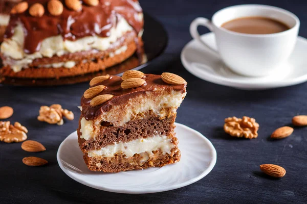 Bolo Chocolate Caseiro Com Creme Leite Caramelo Amêndoas Fundo Madeira — Fotografia de Stock