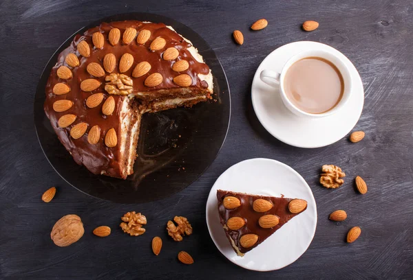 Bolo Chocolate Caseiro Com Creme Leite Caramelo Amêndoas Fundo Madeira — Fotografia de Stock