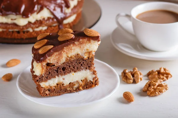 Bolo Chocolate Caseiro Com Creme Leite Caramelo Amêndoas Fundo Madeira — Fotografia de Stock