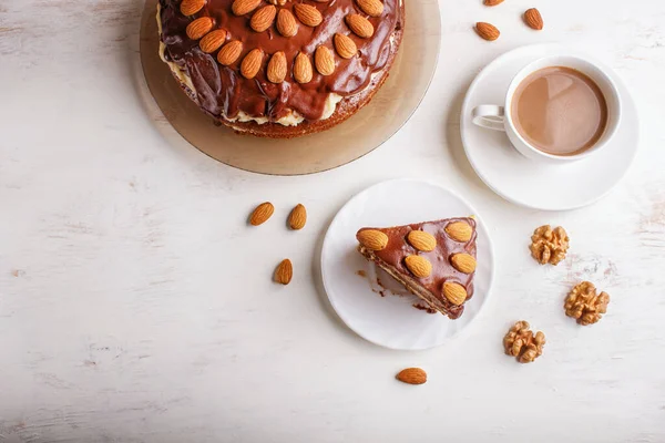 Bolo Chocolate Caseiro Com Creme Leite Caramelo Amêndoas Fundo Madeira — Fotografia de Stock