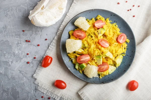 Pomelo Fritto Con Pomodori Avocado Sfondo Grigio Cemento Vista Dall — Foto Stock