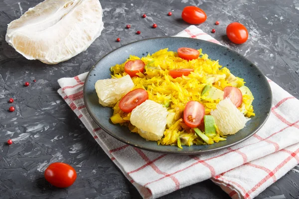 Pomelo Fritto Con Pomodori Avocado Fondo Cemento Nero Vista Laterale — Foto Stock