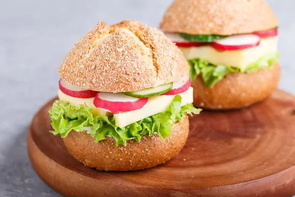 Sandwiches Mit Käse Radieschen Salat Und Gurken Auf Holzbrettern Auf — Stockfoto