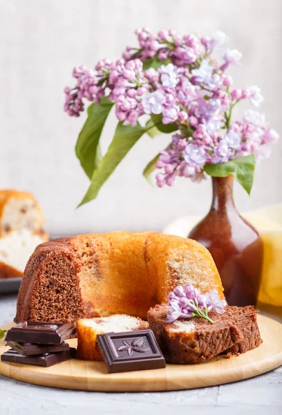 Kuchen Mit Rosinen Und Schokolade Und Eine Tasse Kaffee Fliederblüten — Stockfoto