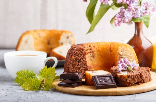 Kuchen Mit Rosinen Und Schokolade Und Eine Tasse Kaffee Fliederblüten — Stockfoto