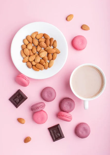 Lila Und Rosa Macaron Oder Makronenkuchen Mit Einer Tasse Kaffee — Stockfoto