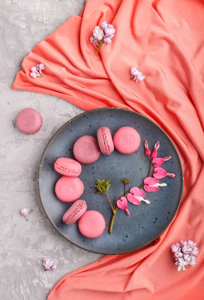 Gâteaux Macaron Violet Rose Macaron Avec Des Fleurs Coeur Saignantes — Photo