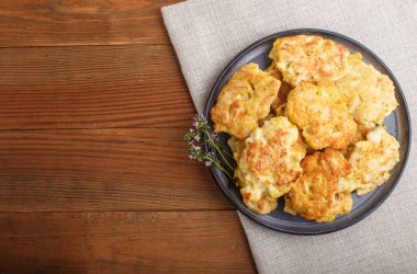 Kahverengi ahşap arka planda doğranmış tavuk pirzolası. Üst görünüm, düz görünüm, kopyalama alanı.