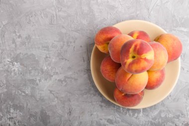 Gri beton arka planda taze şeftaliler. Üst görünüm, düz görünüm, kopyalama alanı.