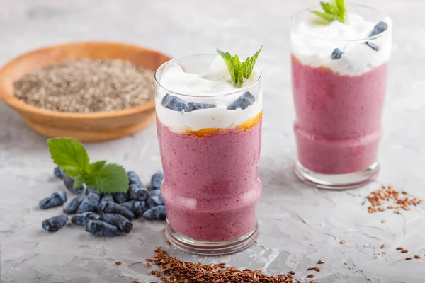 Smoothie Zimolezem Plátnem Chia Sklenici Šedém Betonovém Pozadí Pohled Boku — Stock fotografie