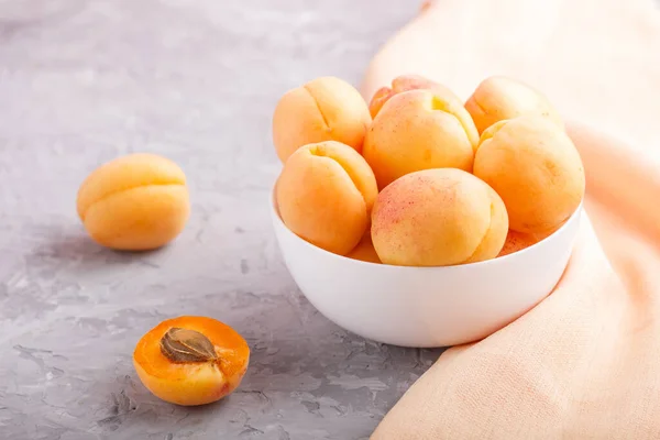 Frische Orangefarbene Aprikosen Weißer Schale Auf Grauem Betongrund Seitenansicht Selektiver — Stockfoto