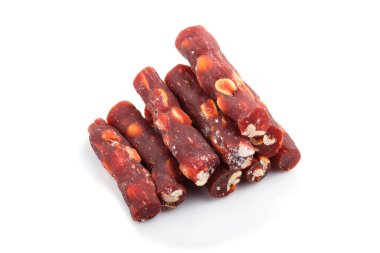 Kahverengi geleneksel Türk lokumu (Raf lokum) ve beyaz arka planda izole edilmiş fıstıklar. Yan görünüm, kapat.