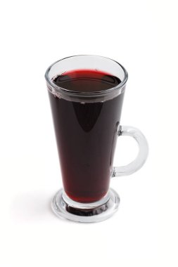 Beyaz arka planda izole edilmiş bir bardak kırmızı üzüm suyu. Morninig, bahar, sağlıklı içki konsepti. Yan görünüm, kapat.