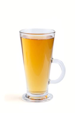 Beyaz arka planda izole edilmiş bir bardak yeşil üzüm suyu. Morninig, bahar, sağlıklı içki konsepti. Yan görünüm, kapat.