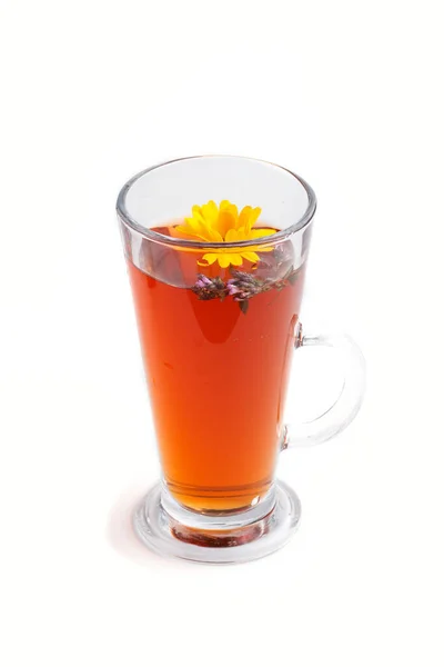 Glas Kräutertee Mit Ringelblume Und Ysop Isoliert Auf Weißem Hintergrund — Stockfoto