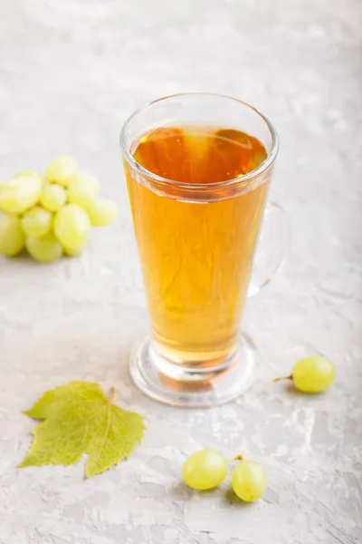 一杯绿色葡萄汁在灰色混凝土背景上 健康的饮料概念 — 图库照片