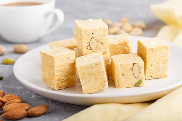 Traditionelle Indische Bonbons Soan Papdi Weißem Teller Mit Mandeln Pistazien — Stockfoto