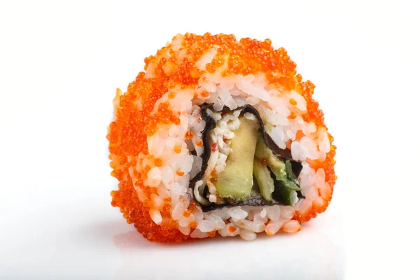 Japanse Maki Sushi Broodjes Met Vliegende Viskuit Geïsoleerd Witte Achtergrond — Stockfoto